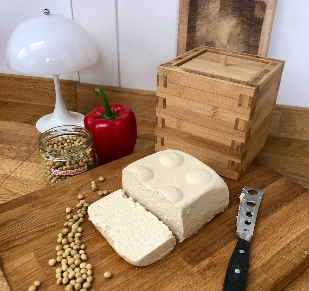 Selbstgemachter Tofu mit Kräutern, Chilli und Zitronensaft